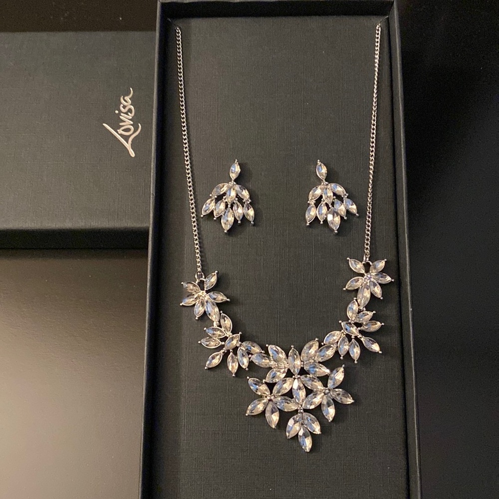Cute costume jewelry set.